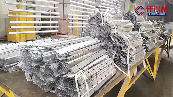 我們在運輸鋁格柵時應(yīng)如何做好包裝保護工作？