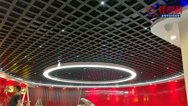 鋁格柵吊頂和鐵格柵吊頂有什么區(qū)別？