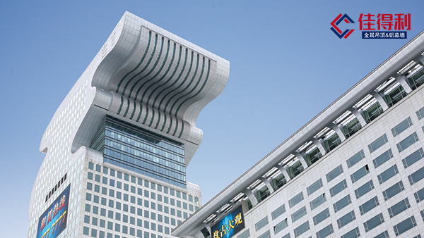 關于沖孔拉網鋁單板吊頂安裝施工注意點